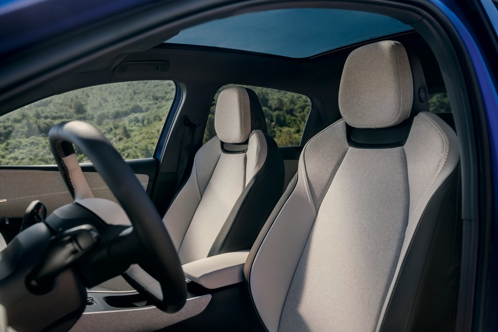 Volkswagen ID. Polo Life vem de série com teto solar e tem opção de acabamento claro na cabine  — Foto: Divulgação