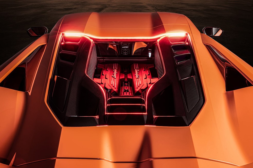 Motorzão V12 aspirado entrega 825 cv e 74 kgfm — Foto: Divulgação