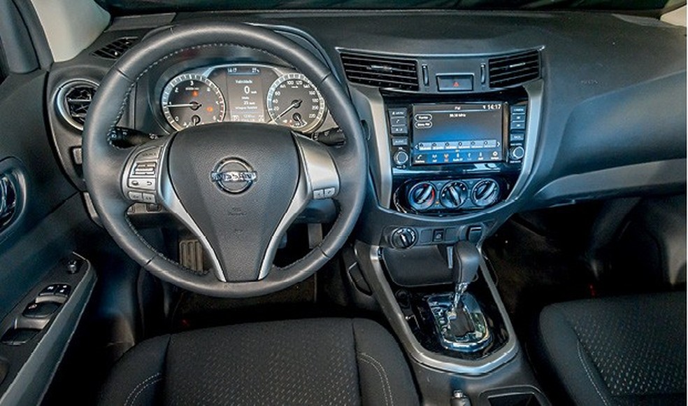 Interior da japonesa tem detalhes metálicos (Foto: Marcelo Bruzzi) — Foto: Auto Esporte