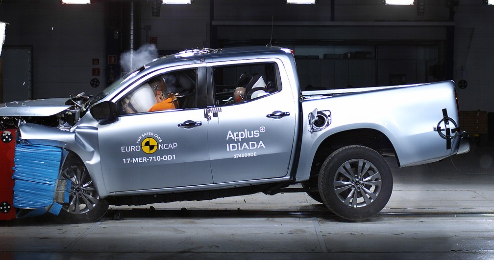 Teste de colisão da Mercedes Classe X — Foto: Divulgação