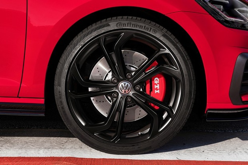 Rodas aro 19 podem calçar pneus semi-slick (Foto: Divulgação) — Foto: Auto Esporte