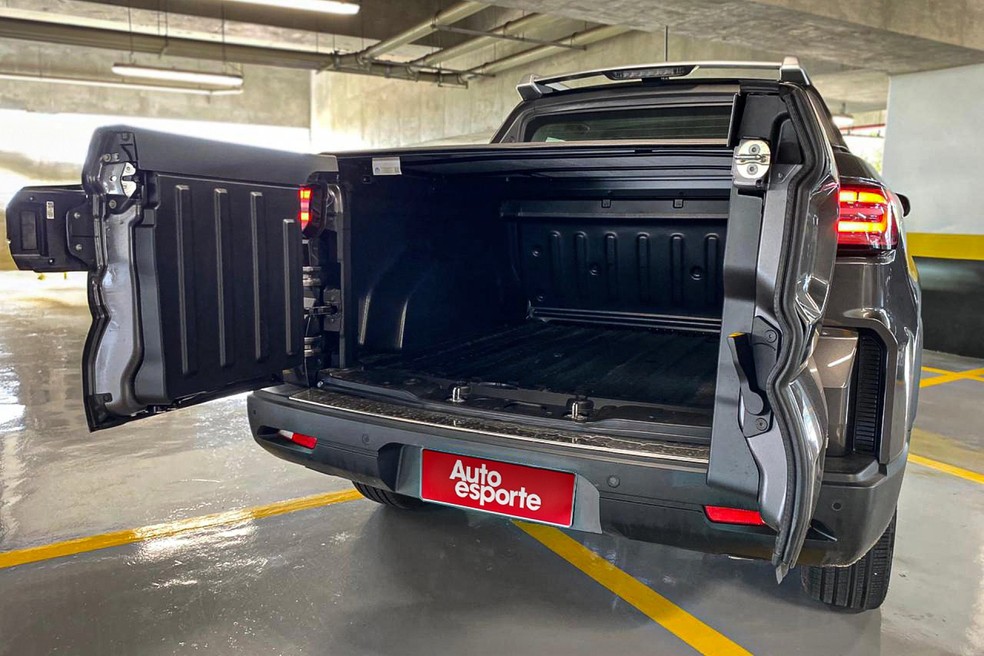 Fiat Toro Freedom tem caçamba com capacidade para 937 litros — Foto: André Schaun/Autoesporte