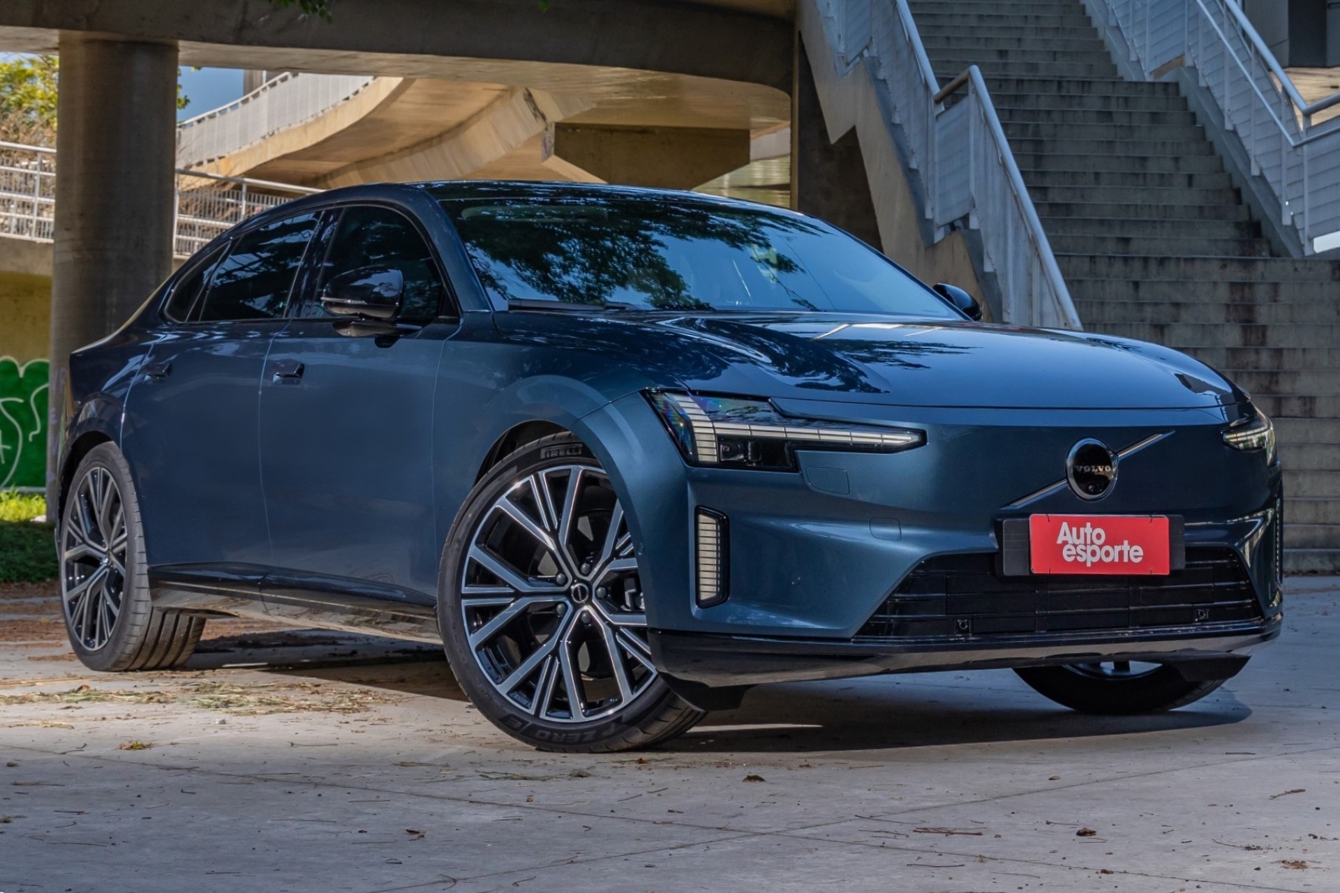 Teste: Volvo ES90 é sedã elétrico com som de cinema e que purifica o ar