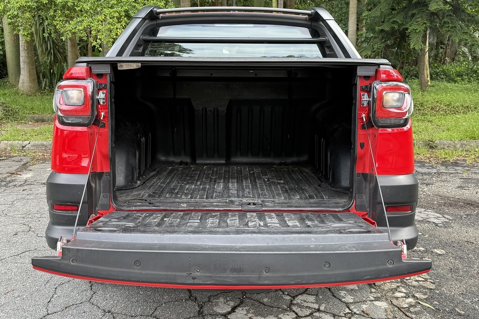 A caçamba dispõe de  844 litros de capacidade e pode levar 720 kg — Foto: Cauê Lira/Auto News Brasil