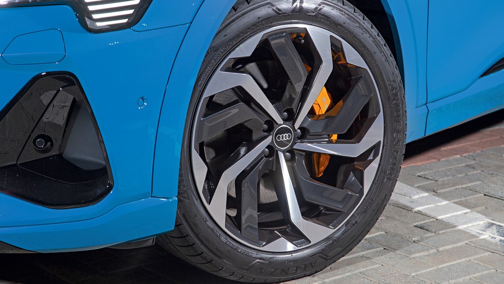 As rodas do Audi e-tron tem 21 polegadas  — Foto: Renato Durães