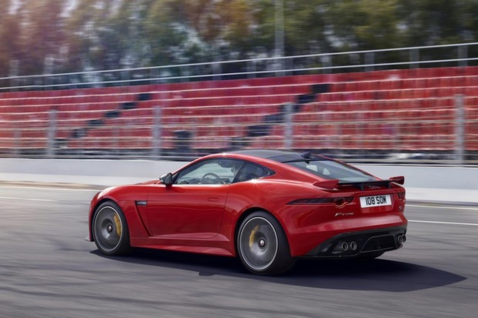Porção traseira do F-Type ganhou novo elemento circular no faróis e toques no para-choque (Foto: Divulgação) — Foto: Auto Esporte