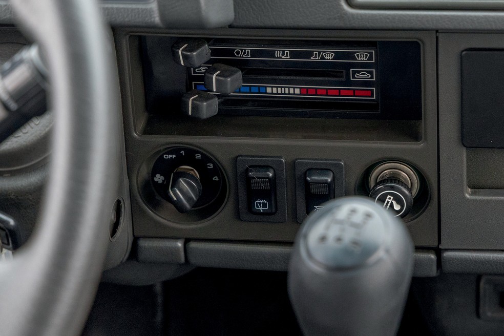 Painel concentrava os controles de ventilação, vidros elétricos e tinha até acendedor de cigarro — Foto: Renato Durães/Auto News Brasil