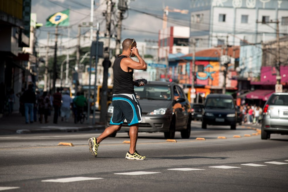 Pedestre atravessa fora da faixa na avenida Marechal Tito, na zona leste de São Paulo — Foto: Marcelo Brandt/G1