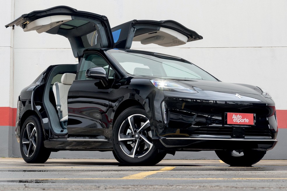 Portas do GAC Hyptec HT com abertura para cima custam R$ 50 mil — Foto: Renato Durães/Auto News Brasil