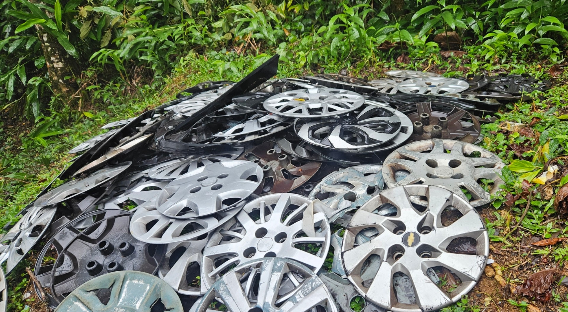 Calotas perdidas se acumulam e viram risco à segurança em rodovia de SP