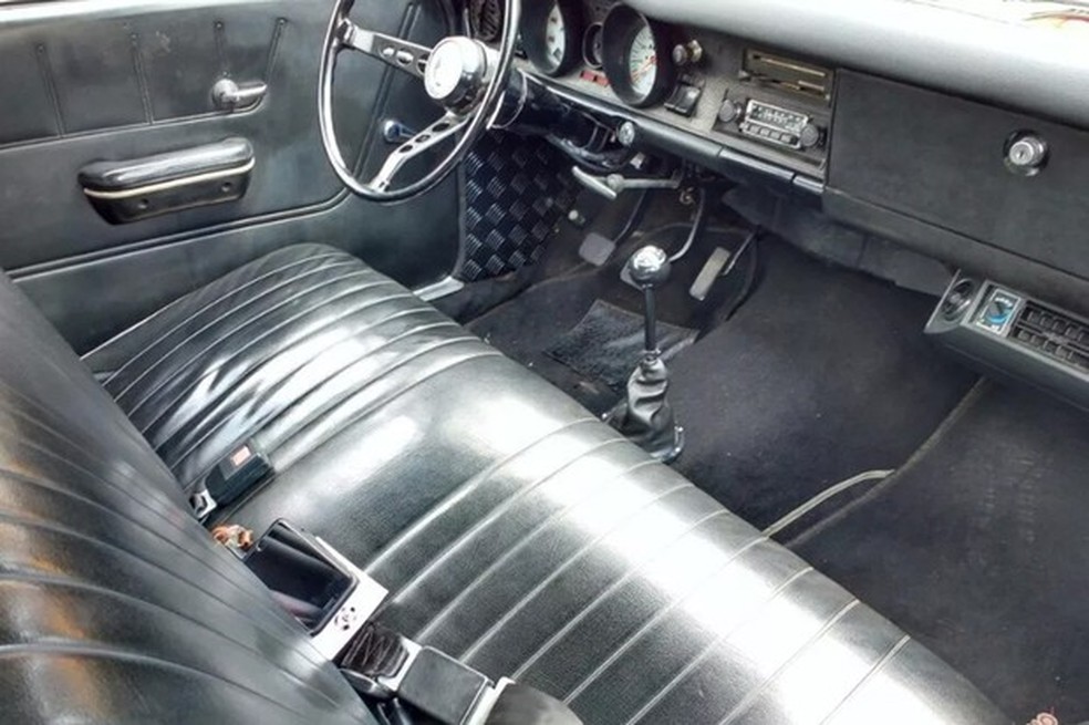 Interior tem volante de SS e ar-condicionado sob o painel (Foto: Reprodução) — Foto: Auto Esporte