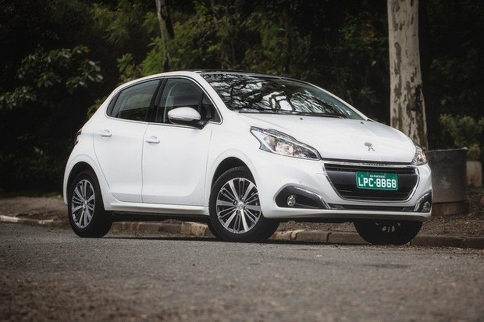 Prestes a mudar de geração, o Peugeot 208 segue firme entre os mais econômicos (Foto: Fabio Aro) — Foto: Auto Esporte