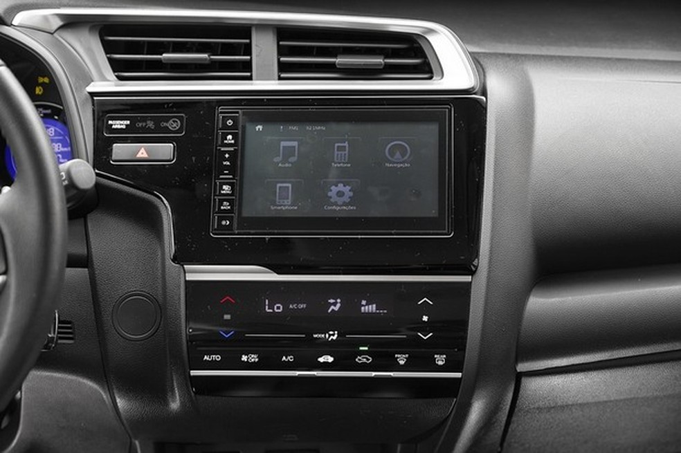 Ar-condicionado tem visor sensível ao toque no Fit (Foto: Leo Sposito/Auto News Brasil) — Foto: Auto Esporte