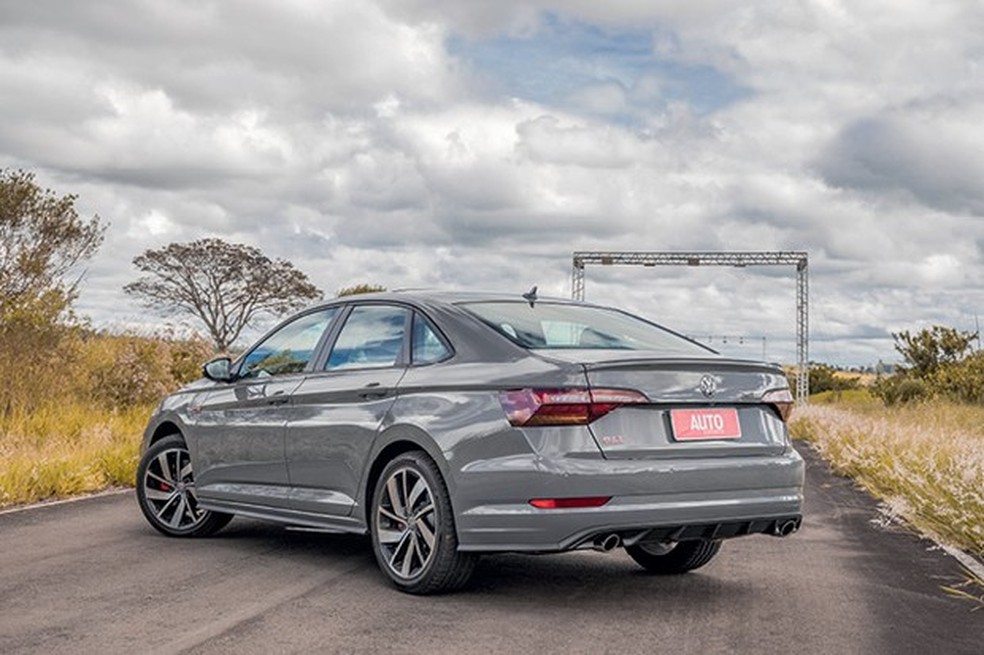 Discreto aerofólio, saia traseira e saída dupla de escape distinguem o modelo  (Foto: Marcos Camargo) — Foto: Auto Esporte