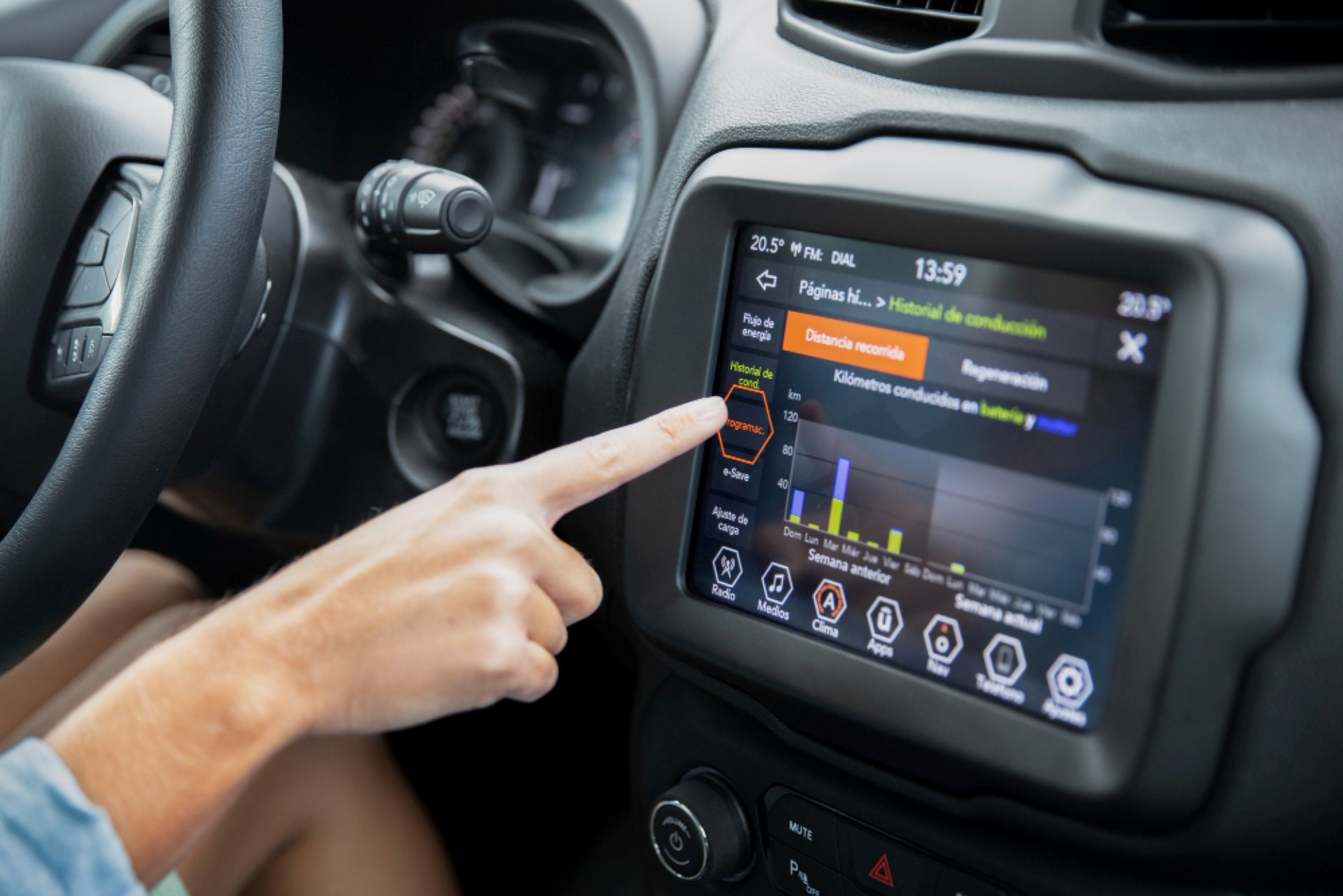 Imagem de uma central multimídia instalada no painel de um carro moderno