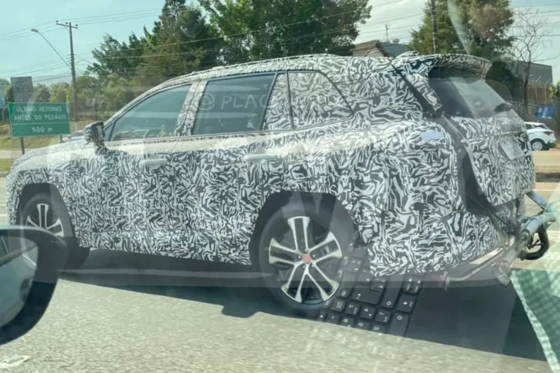 Flagra: novo Toyota RAV4 roda no Brasil com motor que será híbrido flex