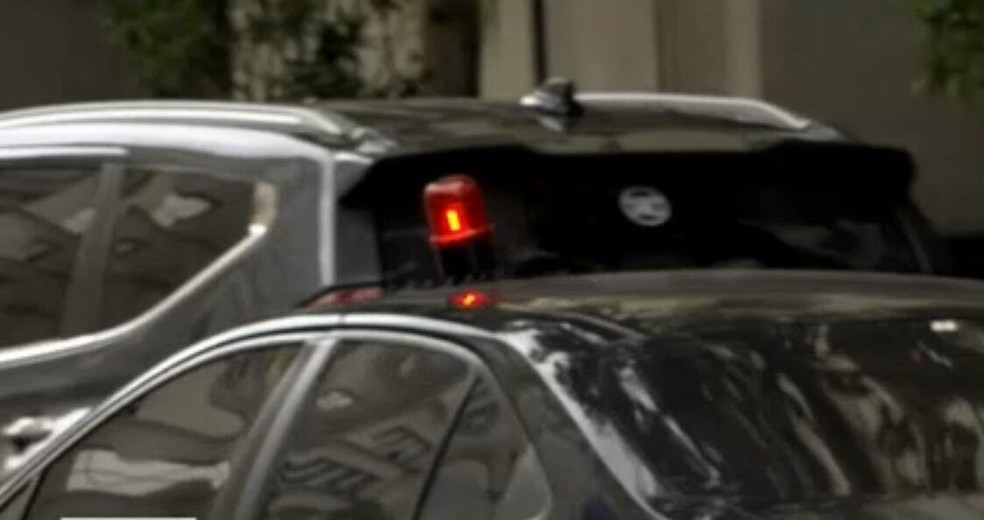 Sinalização vermelha só é permitida em carros de serviços emergenciais — Foto: Reprodução/TV 3PWEB