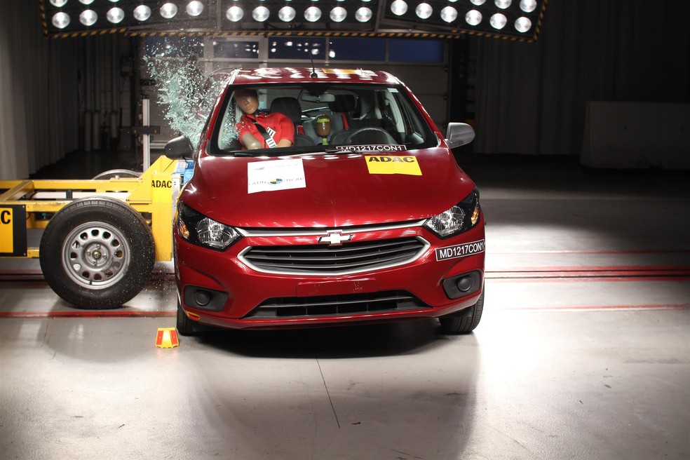 Chevrolet Onix passa por teste de colisão lateral — Foto: Divulgação / Latin NCap