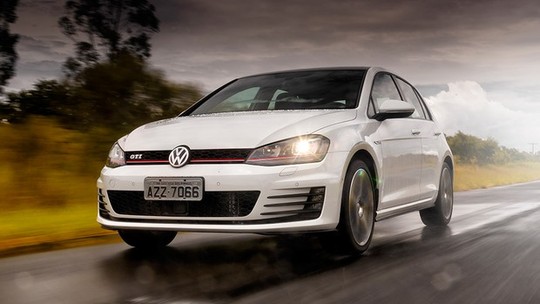 Prestes a mudar, Volkswagen Golf GTI fica até R$ 20 mil mais barato