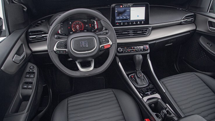 Fiat Fastback Impetus - Fastback tem central multimídia com tela de 10,1" e bancos de couro, e ainda surpreende pelo aproveitamento de espaço na parte traseira; túnel central não é elevado