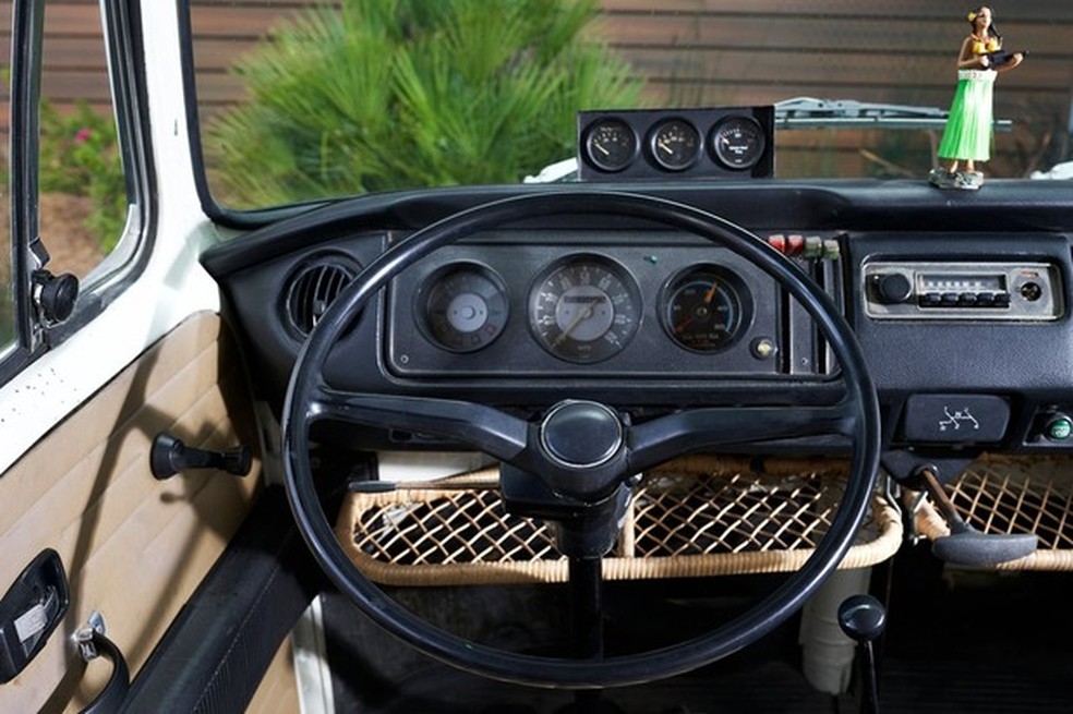 Painel de instrumentos apresenta sinal de uso, mas tem toques bacanas como a dançarina (Foto: Divulgação) — Foto: Auto Esporte