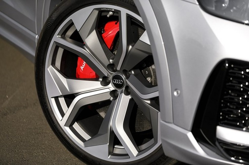 Freios de carbono-cerâmica são os únicos opcionais do SUV (Foto: Divulgação) — Foto: Auto Esporte