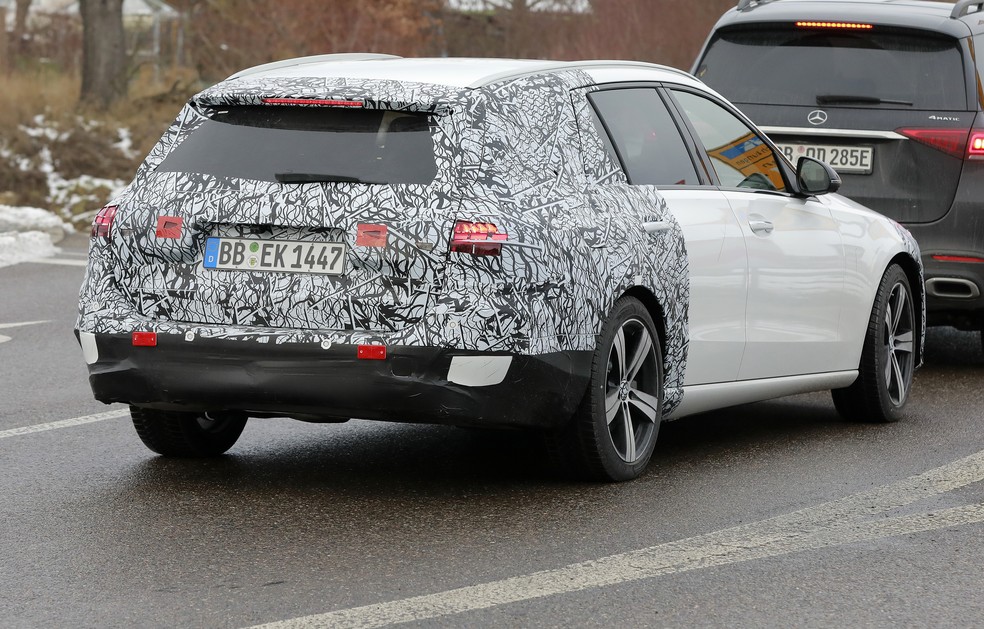 A perua do novo Mercedes Classe C manterá as lanternas horizontais bipartidas presentes na geração atual — Foto: Automedia