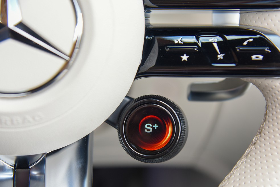 Joystick giratório no volante facilita a troca dos modos de condução — Foto: Murilo Góes/Auto News Brasil