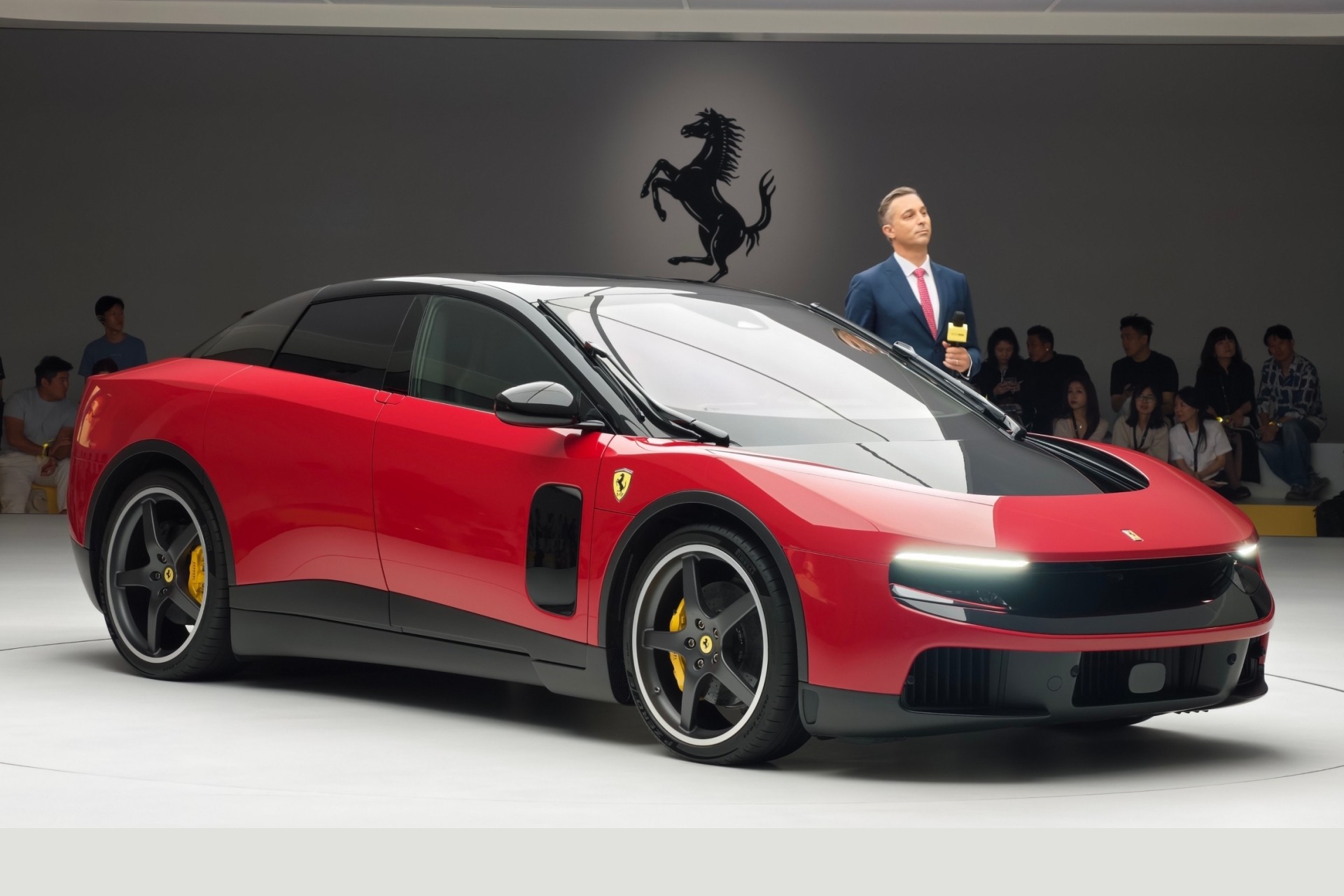 Ferrari Luce ignora críticas e vende todas as unidades destinadas à China