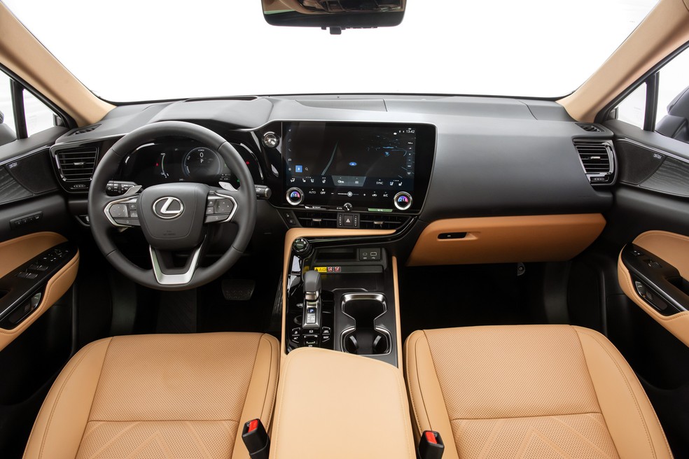 Central multimídia de 14 polegadas salta aos olhos na cabine do Lexus NX 450h+ — Foto: Divulgação