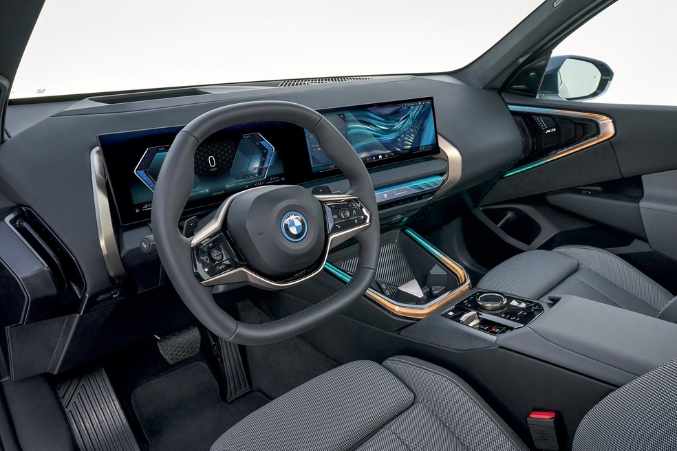 Novo BMW X3 tem painel com telas integradas e iluminação ambiente  — Foto: Divulgação