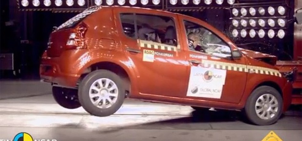 Renault Sandero em crash test do Latin NCAP (Foto: Divulgação/Latin NCAP) — Foto: Auto Esporte