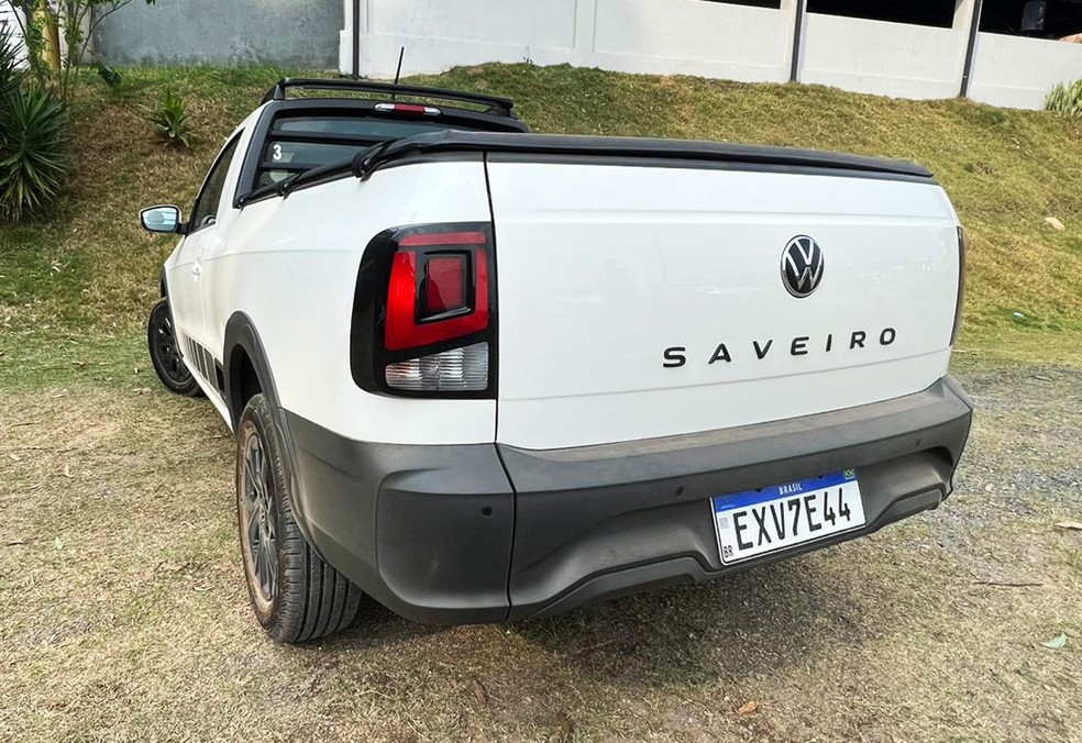 Saveiro Trendline 2024 tem o nome do carro (e não da versão) escrito na tampa da caçamba, assim como a Extreme — Foto: André Paixão/Autoesporte