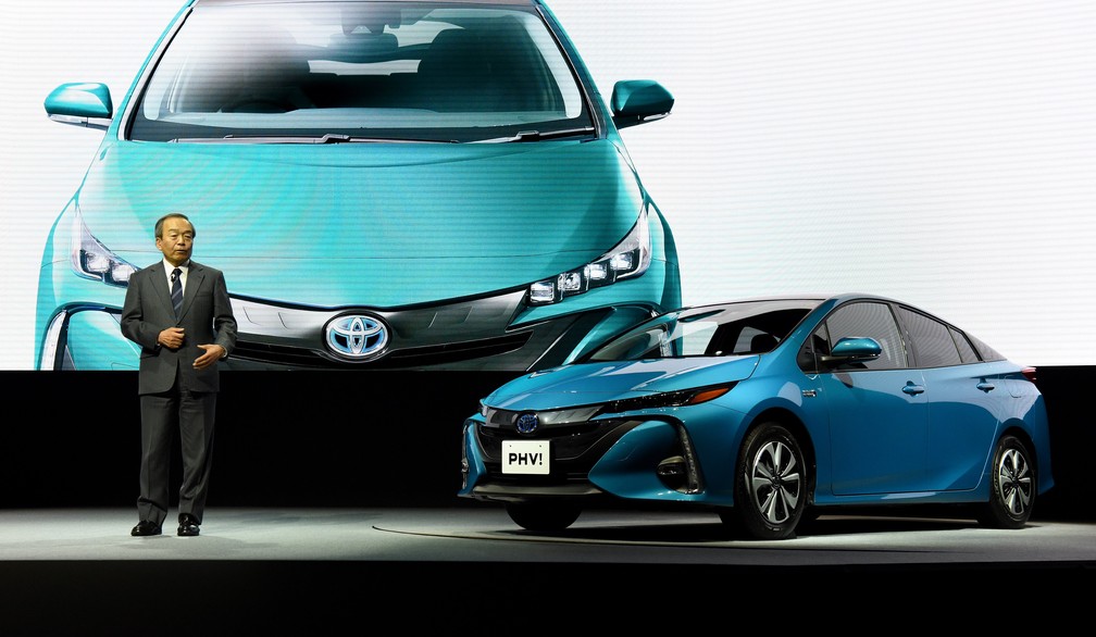 Toyota Prius PHV foi apresentado nesta quarta-feira (15), no Japão — Foto: TORU YAMANAKA / AFP