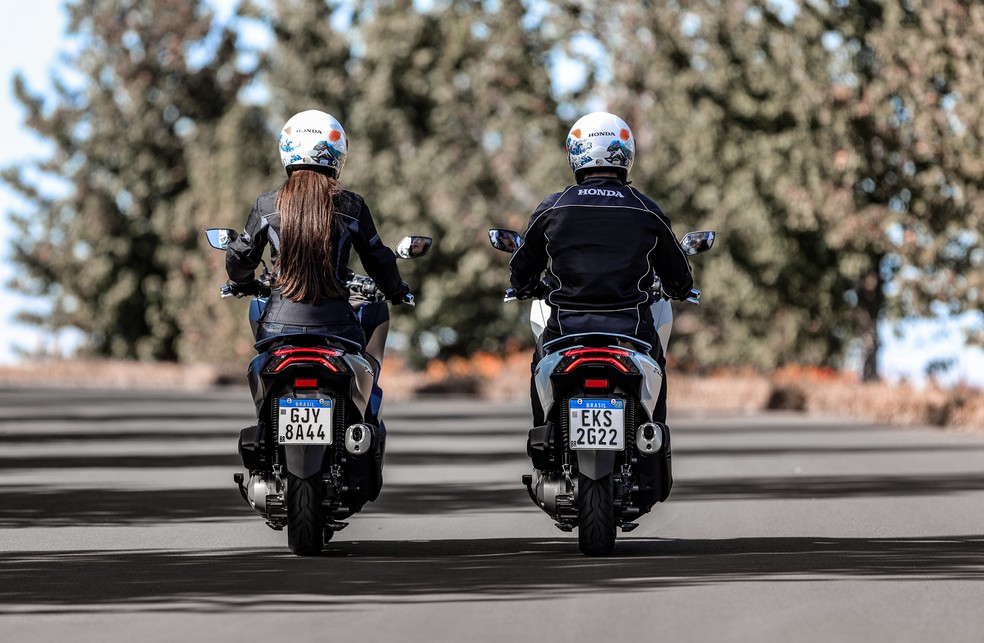 Honda PCX ganhou novas molas nos amortecedores traseiros na linha 2024  — Foto: Divulgação