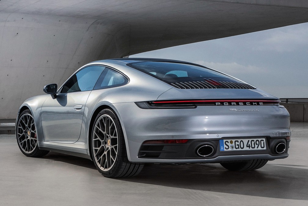 Principal mudança na geração 992 está na traseira, com lanternas interligadas — Foto: Divulgação/Porsche