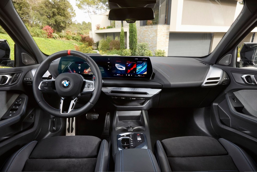 Novo BMW Série 1 tem display curvo na cabine e visual mais moderno  — Foto: Divulgação/BMW