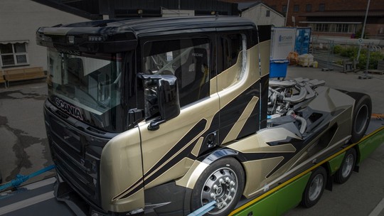 Empresa sueca cria caminhão Scania mais rápido que carro esportivo alemão