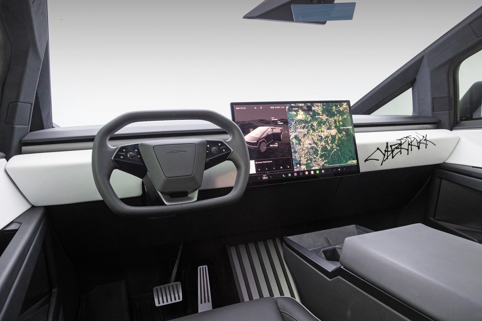 Tesla Cybertruck tem tela de 18,5 polegadas na cabine  — Foto: Auto News Brasil/Renato Durães