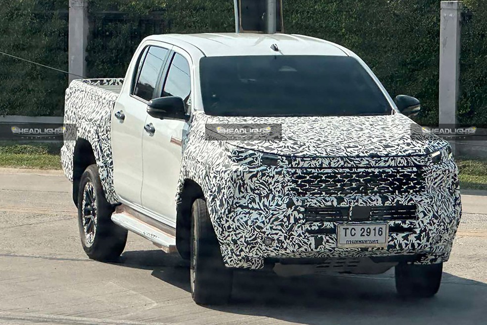 Toyota Hilux flagrada na Tailândia serviu de base para as projeções — Foto: Reprodução/Headlight