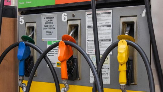 Mitos e verdades sobre a gasolina aditivada: faz bem mesmo para o carro?