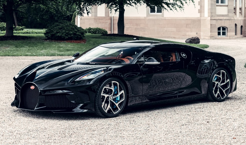 Atualmente a Bugatti cria modelos a partir do Chiron, como o La Voiture Noir — Foto: Divulgação
