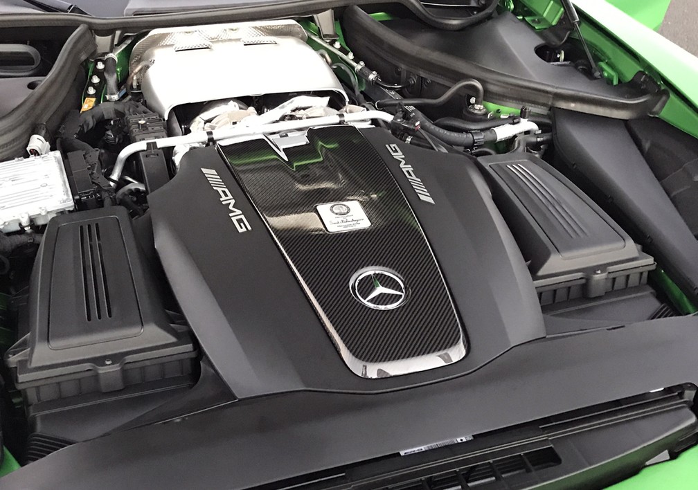 Plaqueta identifica engenheiro que construiu motor do AMG GT R — Foto: Divulgação