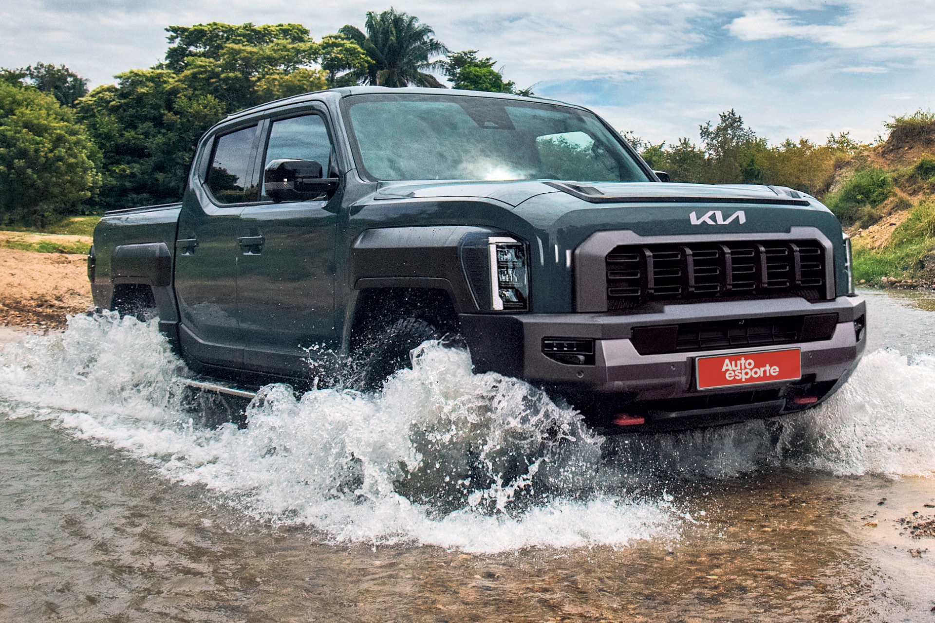 Foto da traseira da Kia Tasman GL em ambiente rural no interior de São Paulo