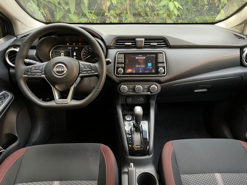Painel do Versa SR é bem montado, mas qualidade dos materiais não passa boa impressão — Foto: Cauê Lira/Auto News Brasil