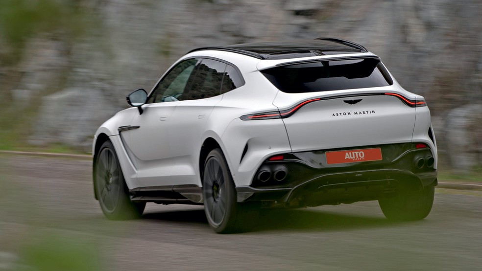 Aston Martin DBX 707 tem generoso difusor e um spoiler integrado ao teto para gerar mais estabilidade em altas velocidades — Foto: Divulgação