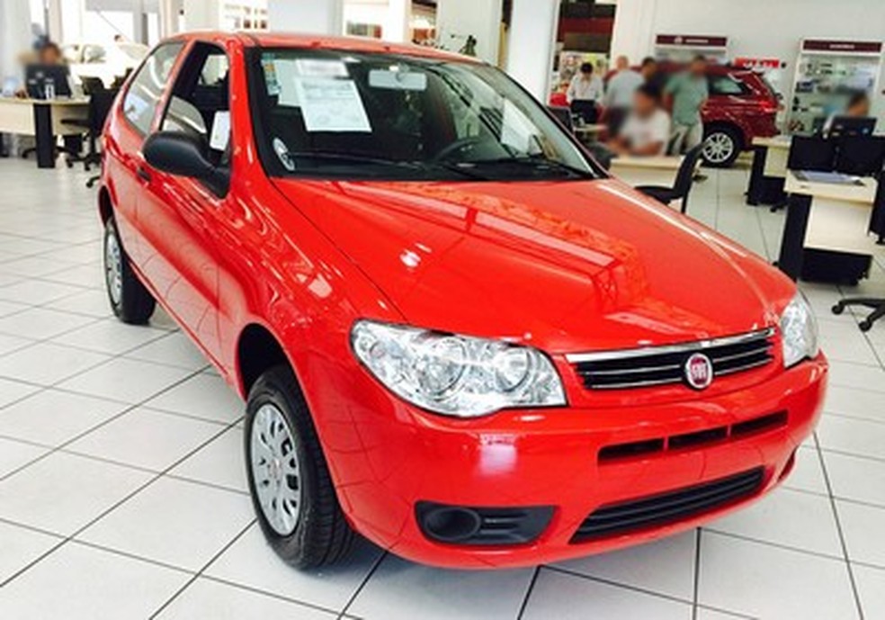 Fiat Palio Fire 2014 exposto em loja (Foto: Guilherme Blanco Muniz/Auto News Brasil) — Foto: Auto Esporte