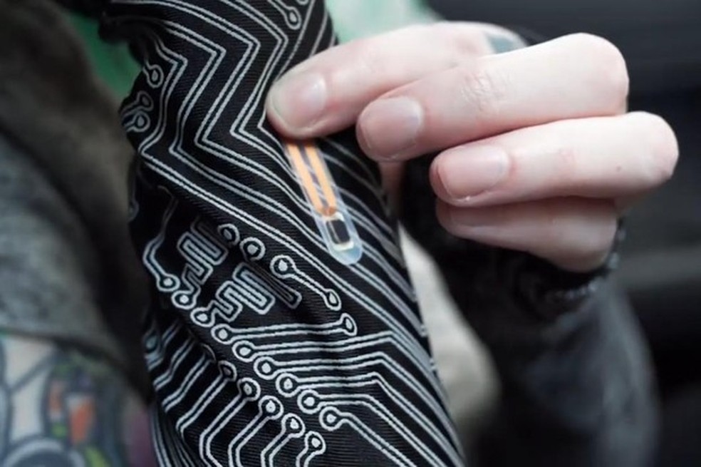 A experiência não foi a primeira, pois Amie já havia inserido um chip de identificação por radiofrequência anteriormente (Foto: Amie DD/Youtube) — Foto: Auto Esporte
