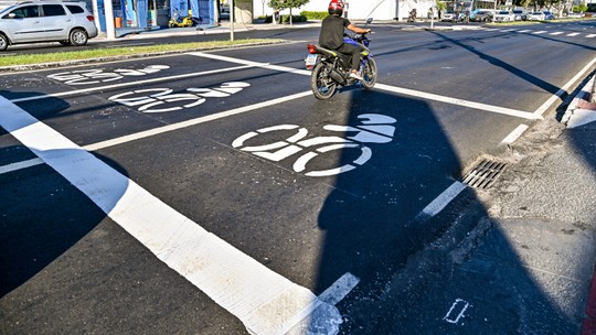 Parar com o carro na área de espera para motos dá multa?