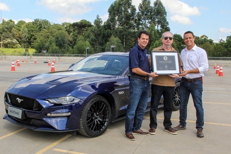 Ford fez entrega simbólica ao primeiro dono do Mustang no país (Foto: Divulgação) — Foto: Auto Esporte